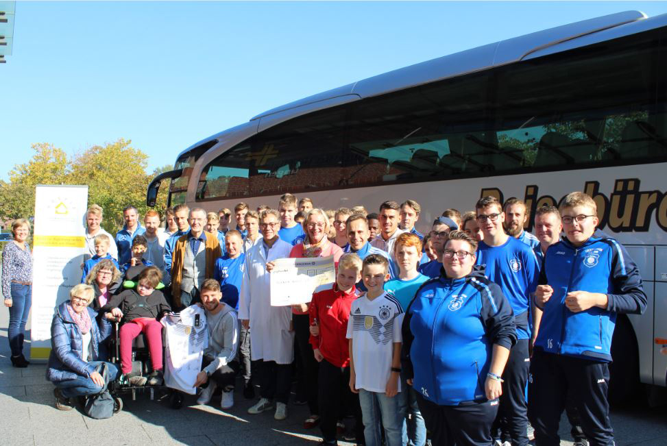 Großer Empfang vor dem Bonifatius Hospital Lingen: Die U20-Mannschaft samt Trainerstab des Deutschen Fußball-Bundes wurde herzlich willkommen geheißen.